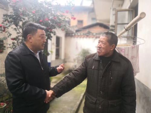 宋驕陽同志給貧困戶拜年Cache_-35313cb63e768201..jpg