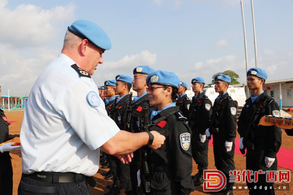 聯合國警察總監西蒙向李麗梅授予和平勛章.jpg