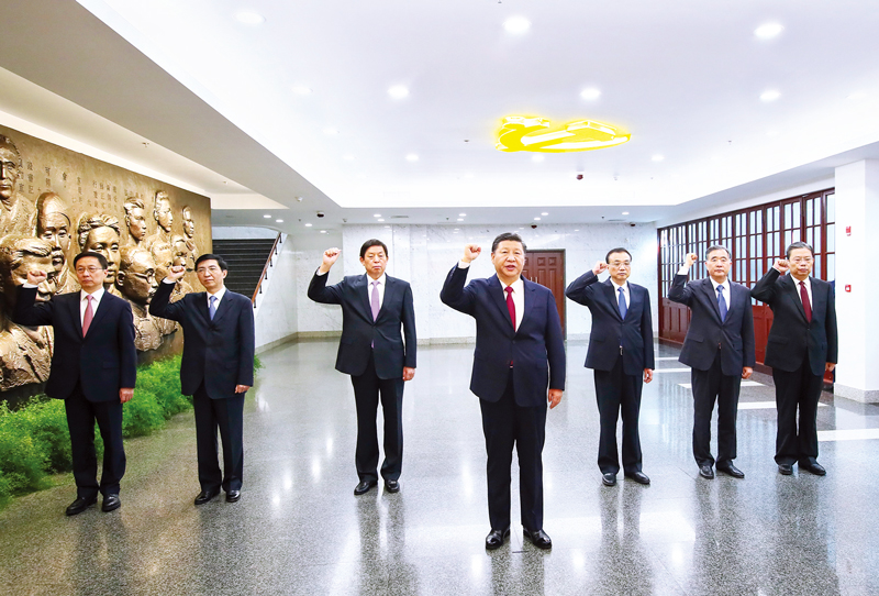 　2017年10月31日，中共中央總書記、國家主席、中央軍委主席習近平帶領中共中央政治局常委李克強、栗戰(zhàn)書、汪洋、王滬寧、趙樂際、韓正，瞻仰上海中共一大會址和浙江嘉興南湖紅船。這是31日上午，在上海中共一大會址紀念館，習近平帶領其他中共中央政治局常委同志一起重溫入黨誓詞。 新華社記者 蘭紅光/攝