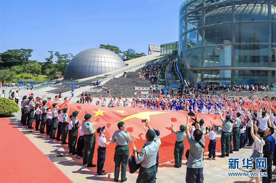 （圖文互動）（4）同心同根 深港青少年同升國旗